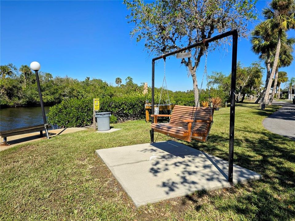 For Sale: $155,000 (2 beds, 2 baths, 1000 Square Feet)