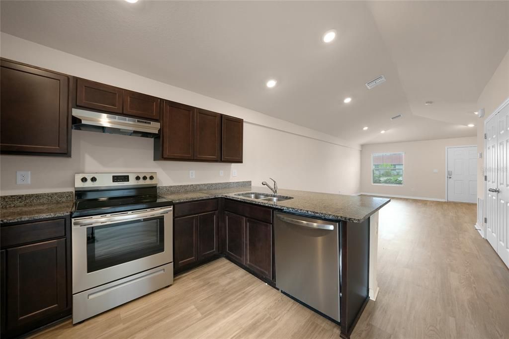 待售: $399,900 (4 贝兹, 0 浴室, 2096 平方英尺)