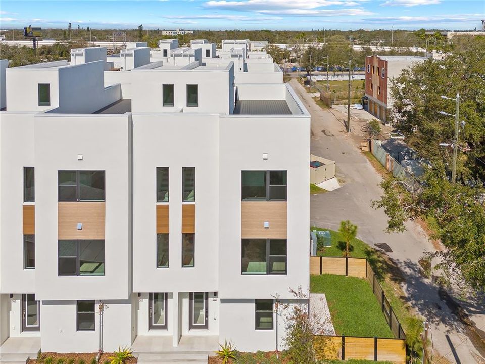 For Sale: $859,900 (3 beds, 3 baths, 2077 Square Feet)