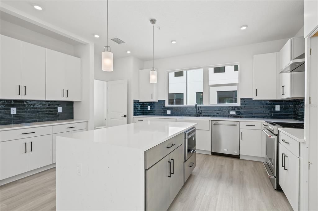 For Sale: $859,900 (3 beds, 3 baths, 2077 Square Feet)