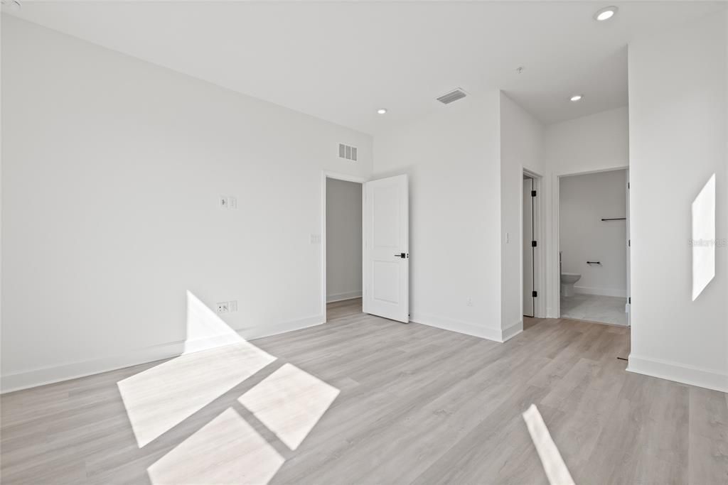 For Sale: $859,900 (3 beds, 3 baths, 2077 Square Feet)