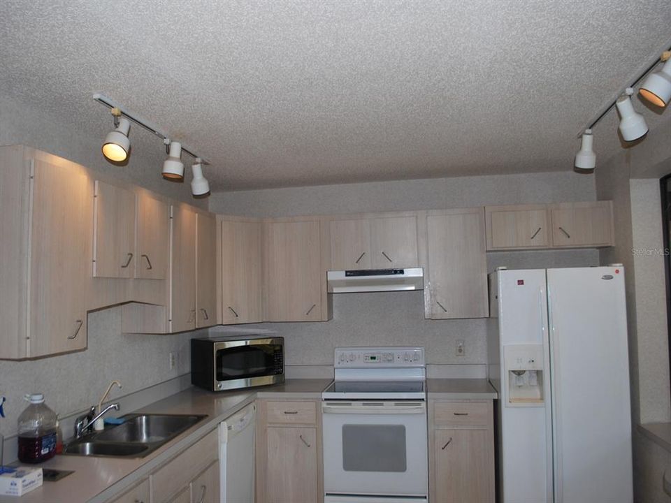 For Sale: $325,000 (3 beds, 2 baths, 1612 Square Feet)