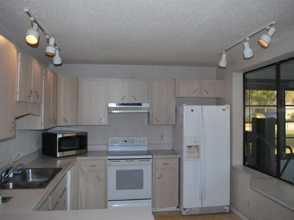 For Sale: $325,000 (3 beds, 2 baths, 1612 Square Feet)