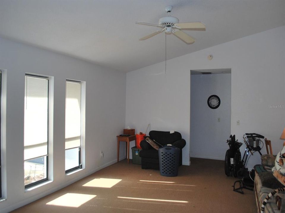 For Sale: $325,000 (3 beds, 2 baths, 1612 Square Feet)