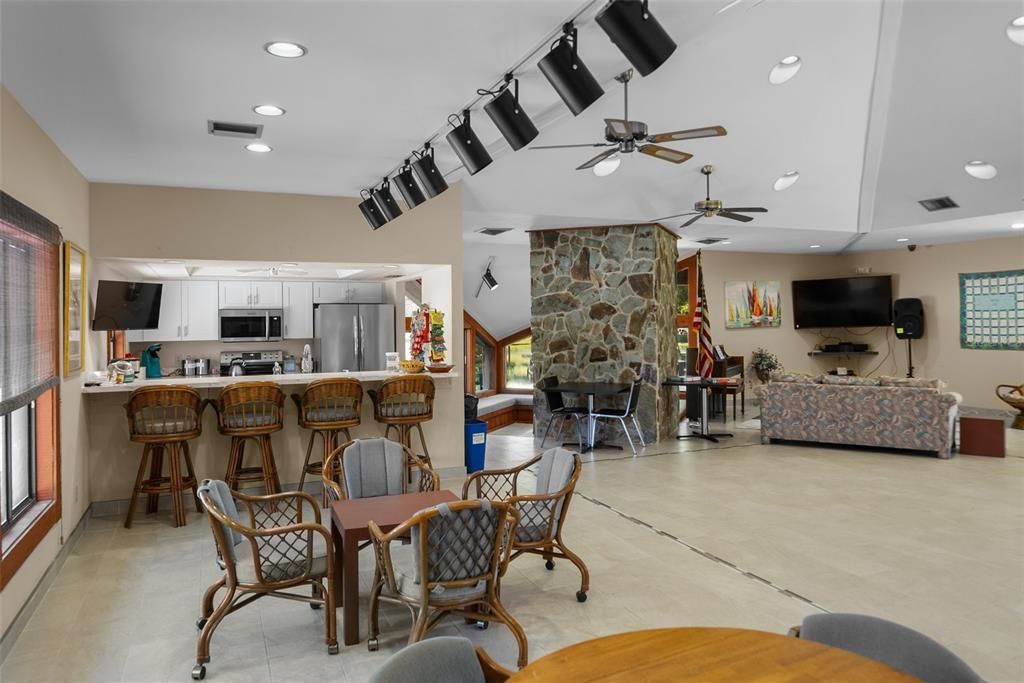 На продажу: $239,000 (2 спален, 2 ванн, 1224 Квадратных фут)