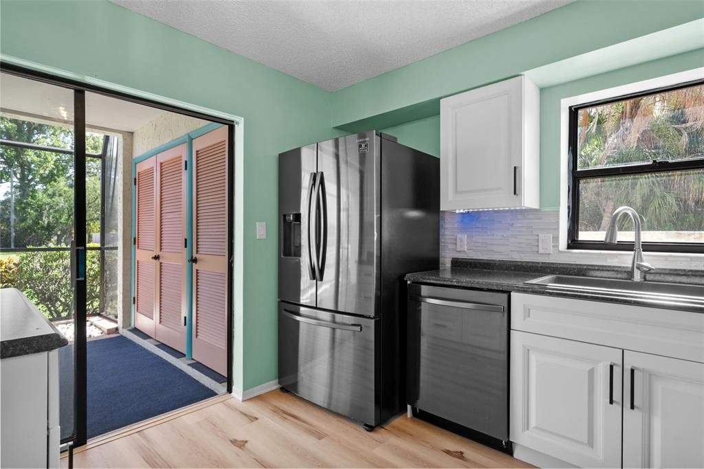 На продажу: $239,000 (2 спален, 2 ванн, 1224 Квадратных фут)