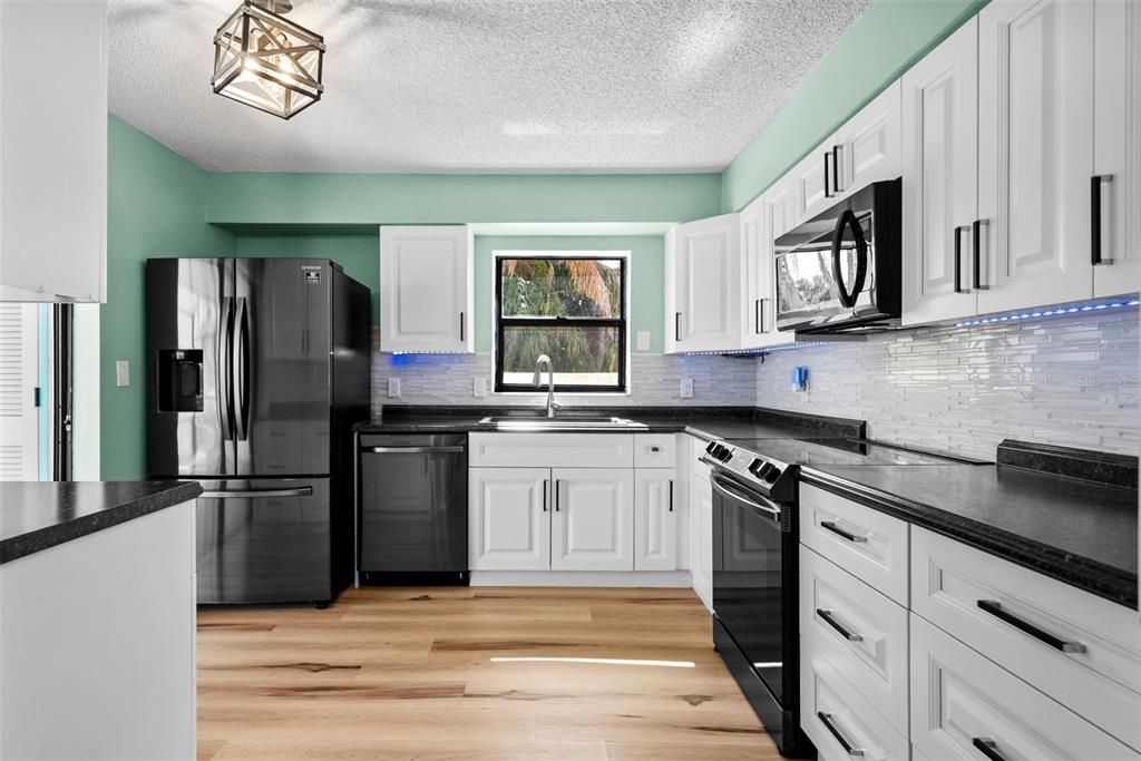 На продажу: $239,000 (2 спален, 2 ванн, 1224 Квадратных фут)