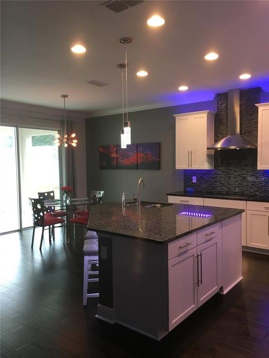 En Venta: $569,000 (4 camas, 2 baños, 2416 Pies cuadrados)