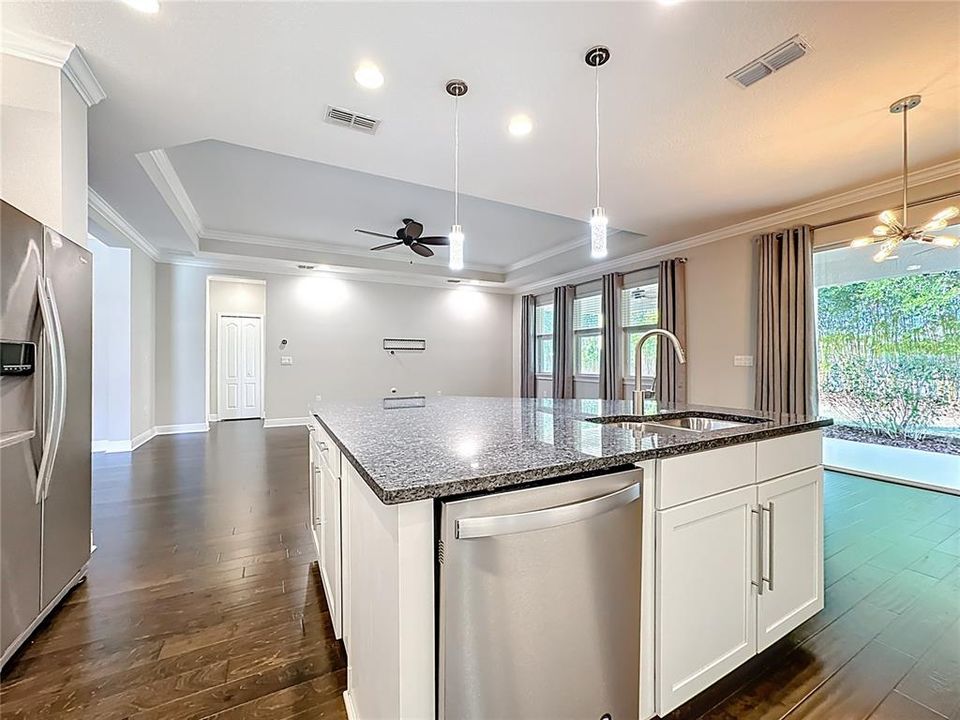 En Venta: $569,000 (4 camas, 2 baños, 2416 Pies cuadrados)