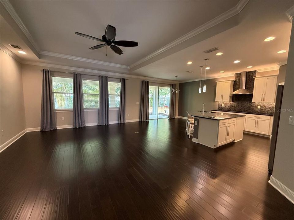 En Venta: $569,000 (4 camas, 2 baños, 2416 Pies cuadrados)