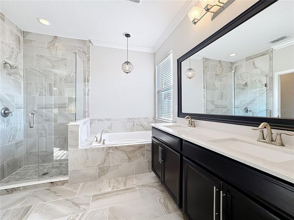 En Venta: $569,000 (4 camas, 2 baños, 2416 Pies cuadrados)