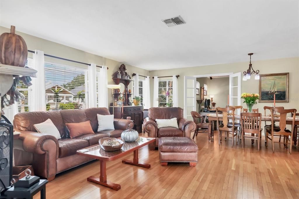 待售: $565,000 (4 贝兹, 2 浴室, 1770 平方英尺)