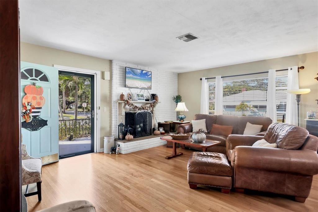 待售: $565,000 (4 贝兹, 2 浴室, 1770 平方英尺)