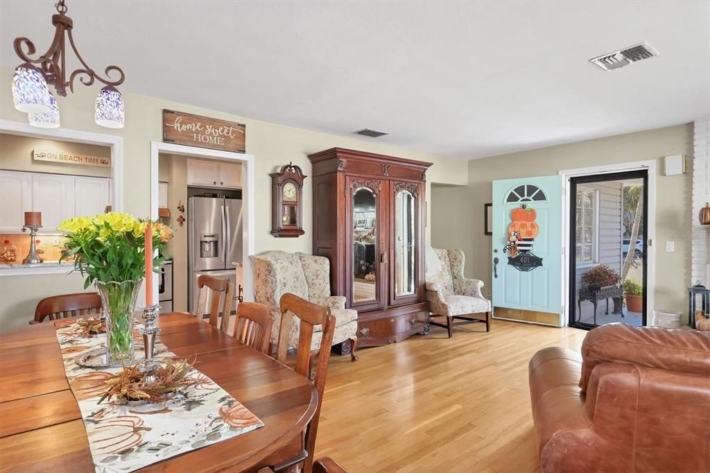 待售: $565,000 (4 贝兹, 2 浴室, 1770 平方英尺)