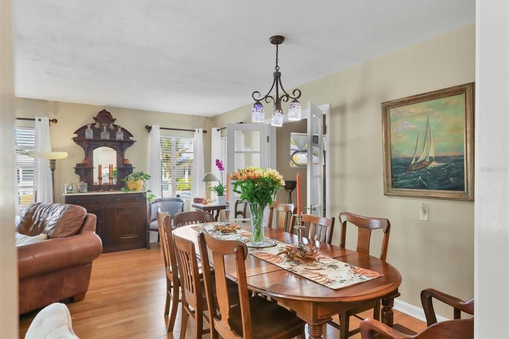 待售: $565,000 (4 贝兹, 2 浴室, 1770 平方英尺)