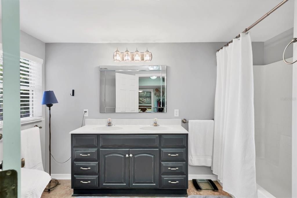 待售: $565,000 (4 贝兹, 2 浴室, 1770 平方英尺)