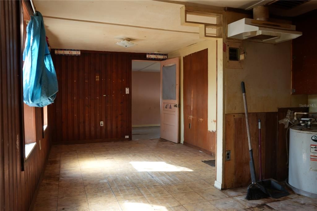 For Sale: $139,000 (2 beds, 1 baths, 920 Square Feet)