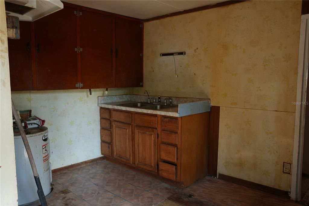 For Sale: $139,000 (2 beds, 1 baths, 920 Square Feet)