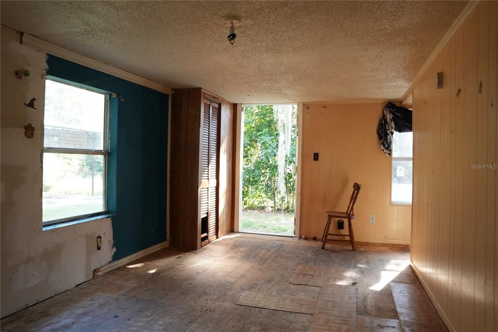 For Sale: $139,000 (2 beds, 1 baths, 920 Square Feet)