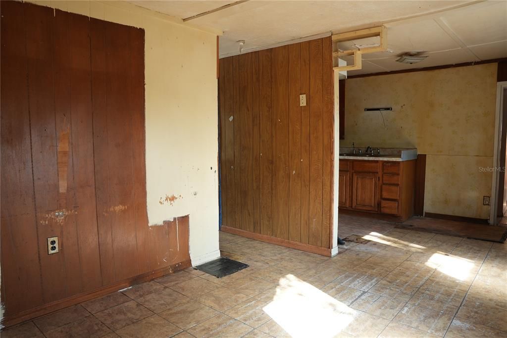 For Sale: $139,000 (2 beds, 1 baths, 920 Square Feet)