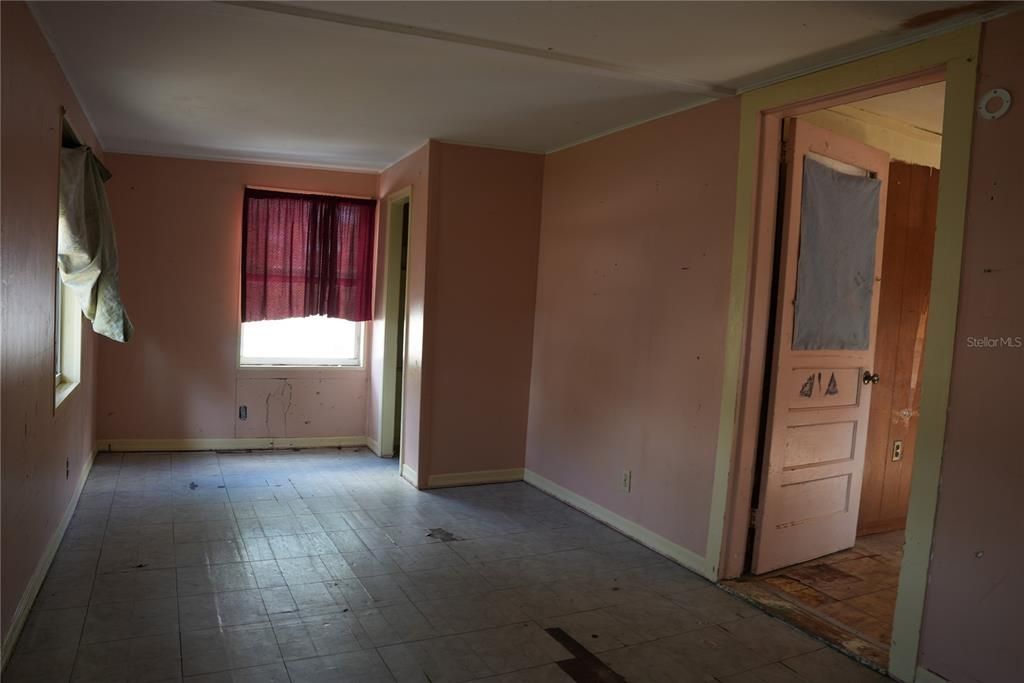 For Sale: $139,000 (2 beds, 1 baths, 920 Square Feet)