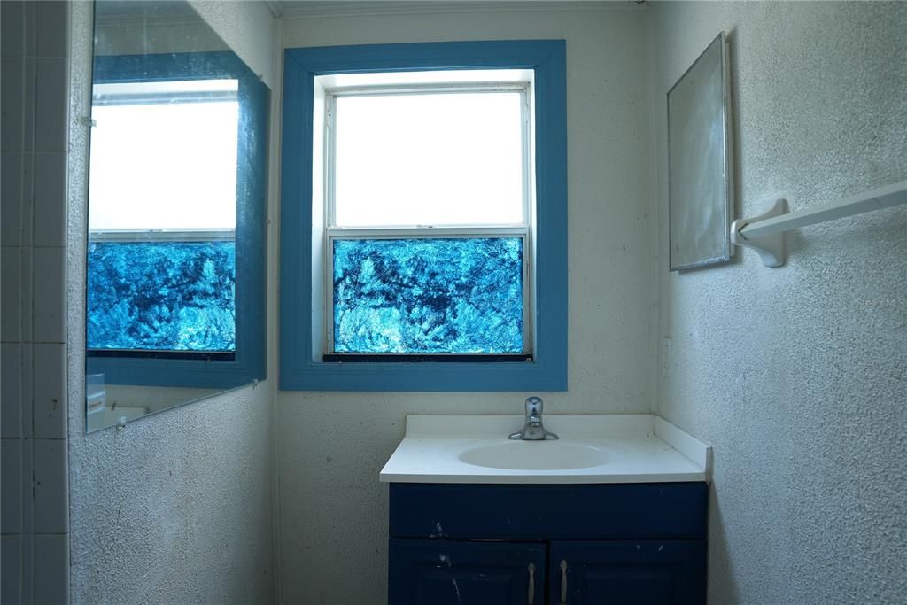 For Sale: $139,000 (2 beds, 1 baths, 920 Square Feet)