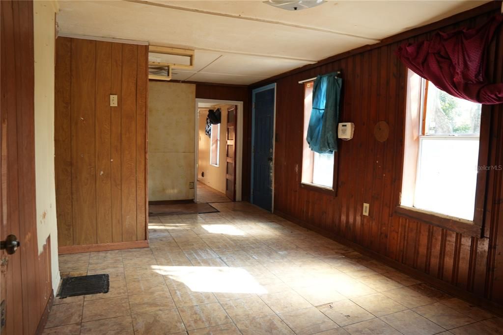 For Sale: $139,000 (2 beds, 1 baths, 920 Square Feet)
