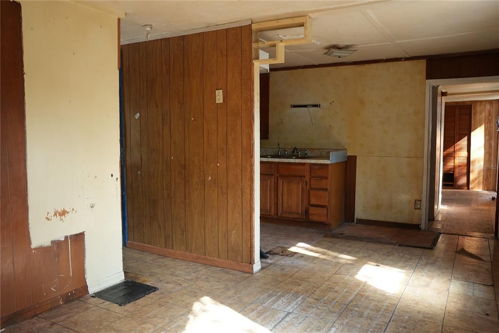 For Sale: $139,000 (2 beds, 1 baths, 920 Square Feet)