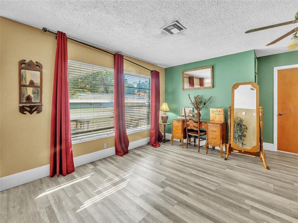 For Sale: $425,000 (3 beds, 2 baths, 1573 Square Feet)