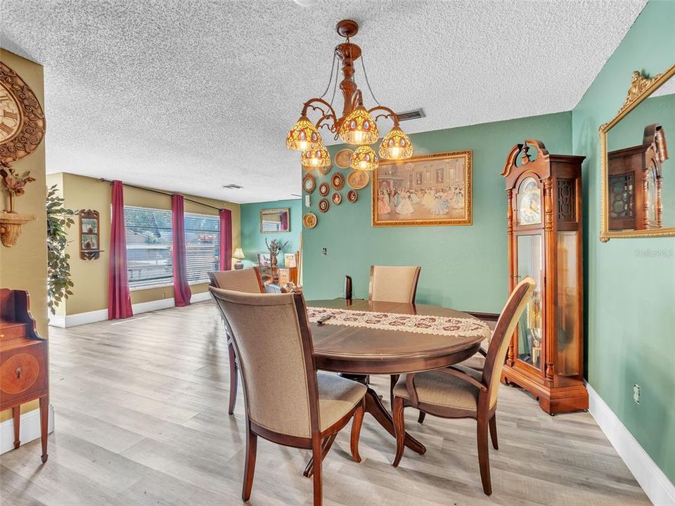 For Sale: $425,000 (3 beds, 2 baths, 1573 Square Feet)