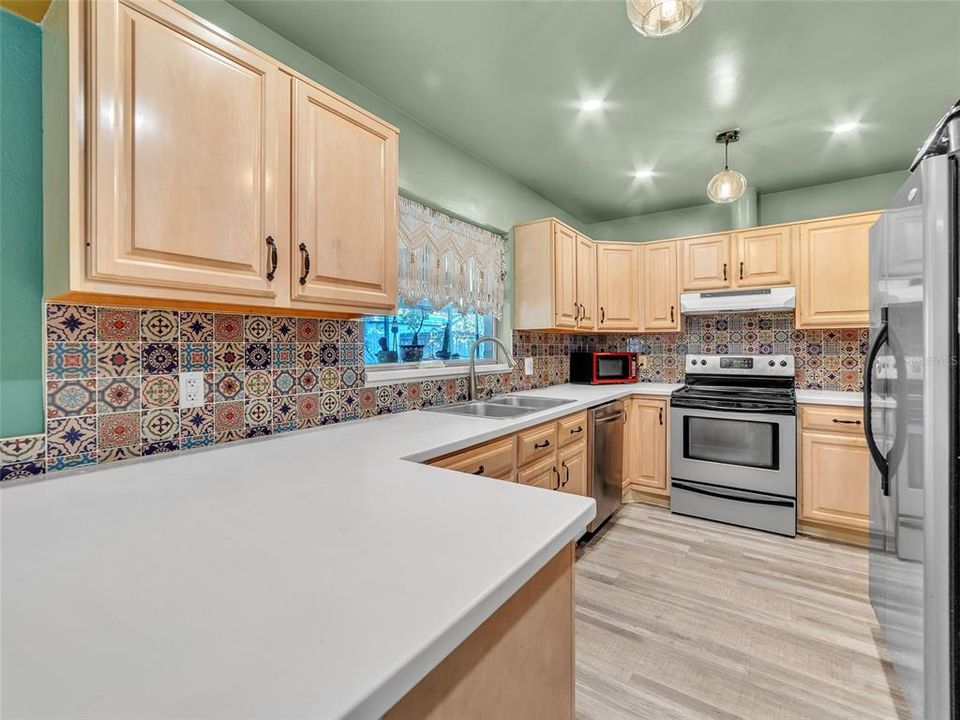 For Sale: $425,000 (3 beds, 2 baths, 1573 Square Feet)