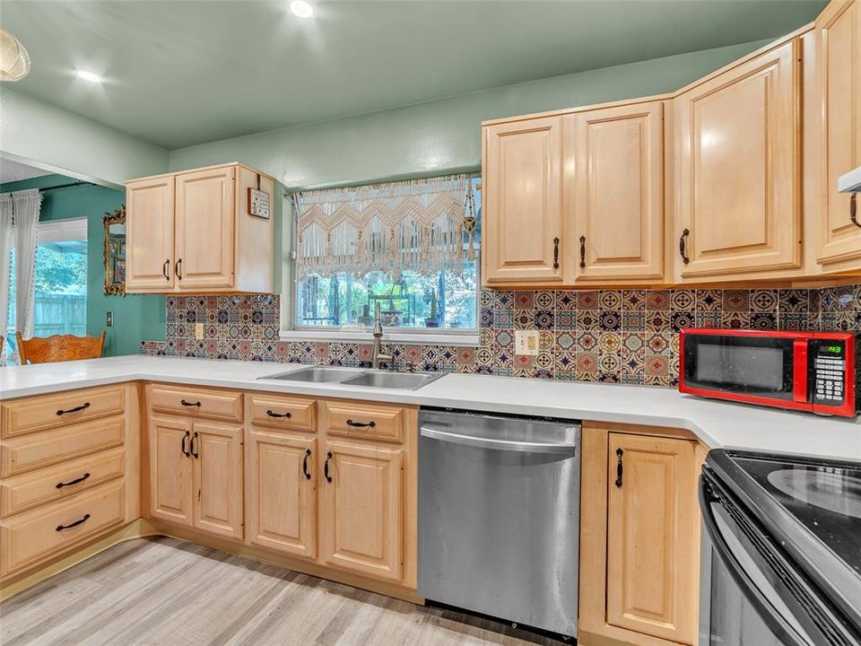 For Sale: $425,000 (3 beds, 2 baths, 1573 Square Feet)