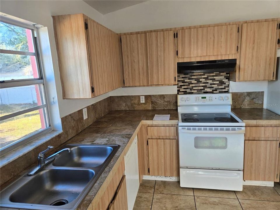 For Sale: $353,600 (3 beds, 2 baths, 1242 Square Feet)