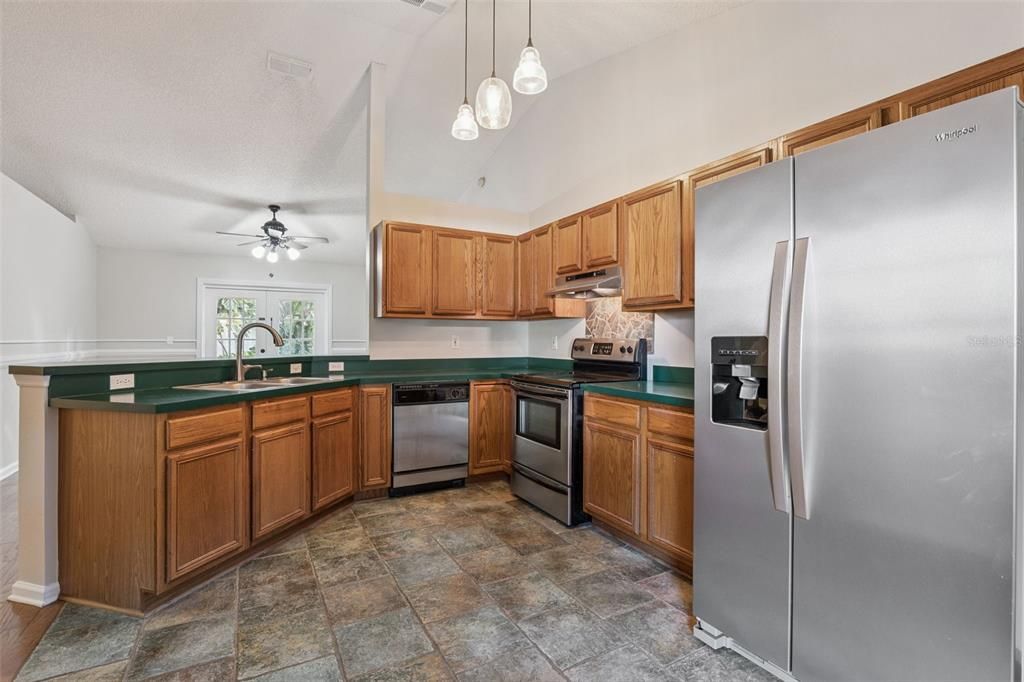 合同活跃: $315,000 (3 贝兹, 2 浴室, 1076 平方英尺)