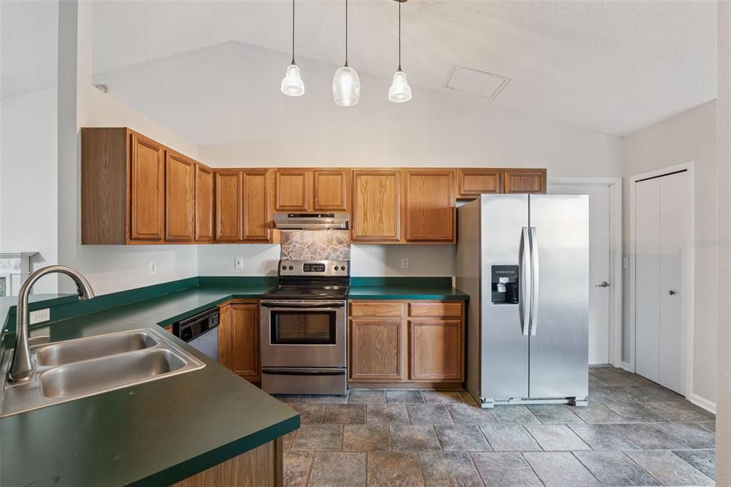 合同活跃: $315,000 (3 贝兹, 2 浴室, 1076 平方英尺)