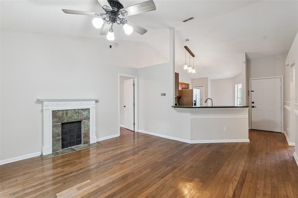 合同活跃: $315,000 (3 贝兹, 2 浴室, 1076 平方英尺)