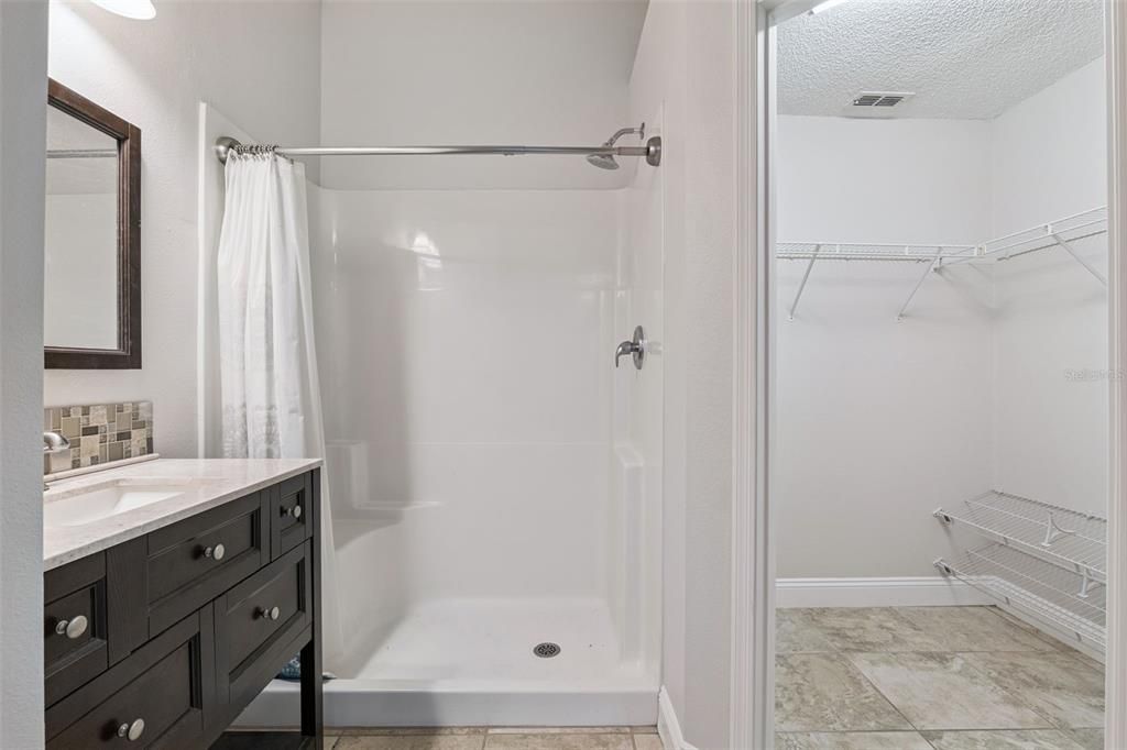 合同活跃: $315,000 (3 贝兹, 2 浴室, 1076 平方英尺)