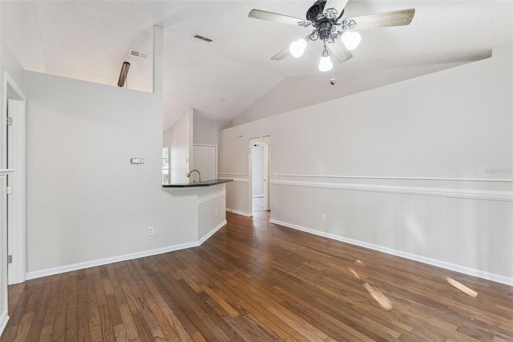 合同活跃: $315,000 (3 贝兹, 2 浴室, 1076 平方英尺)