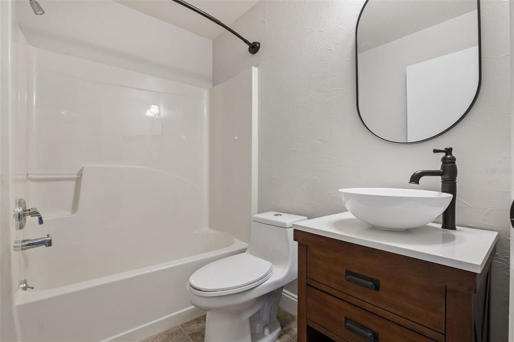 合同活跃: $315,000 (3 贝兹, 2 浴室, 1076 平方英尺)