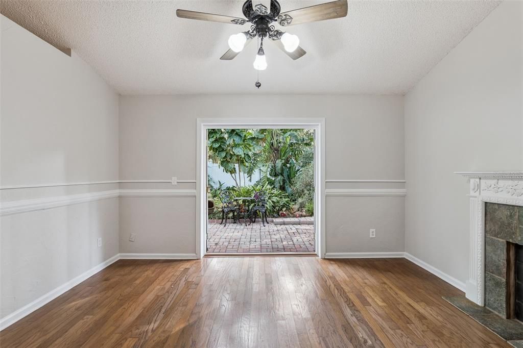 合同活跃: $315,000 (3 贝兹, 2 浴室, 1076 平方英尺)