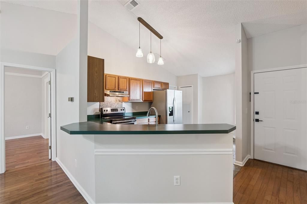 合同活跃: $315,000 (3 贝兹, 2 浴室, 1076 平方英尺)