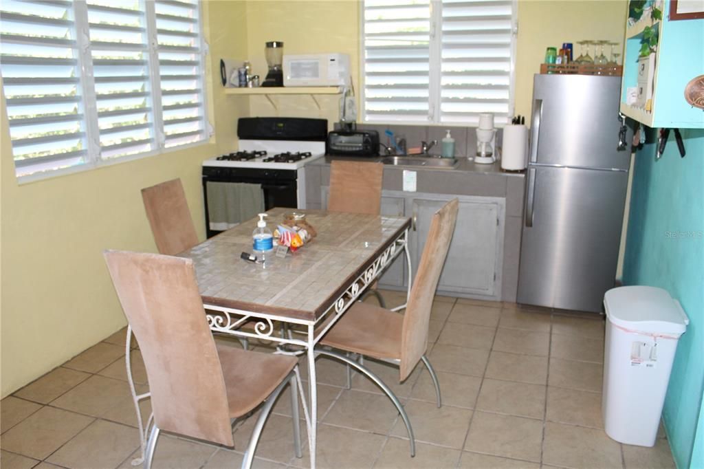 For Sale: $775,000 (6 beds, 5 baths, 2100 Square Feet)