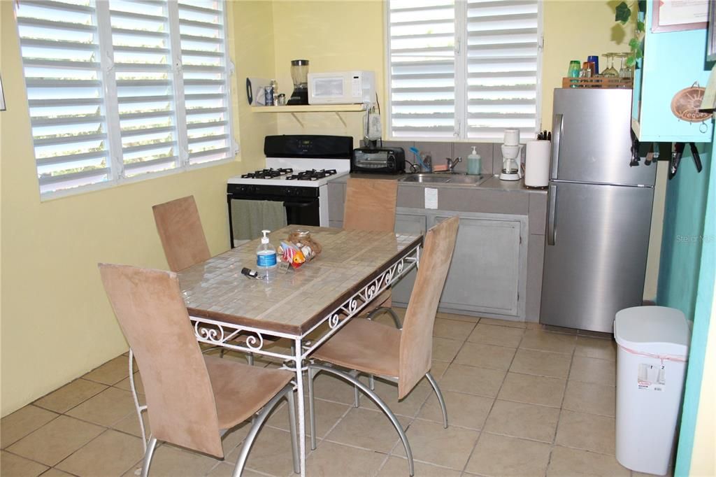 For Sale: $775,000 (6 beds, 5 baths, 2100 Square Feet)