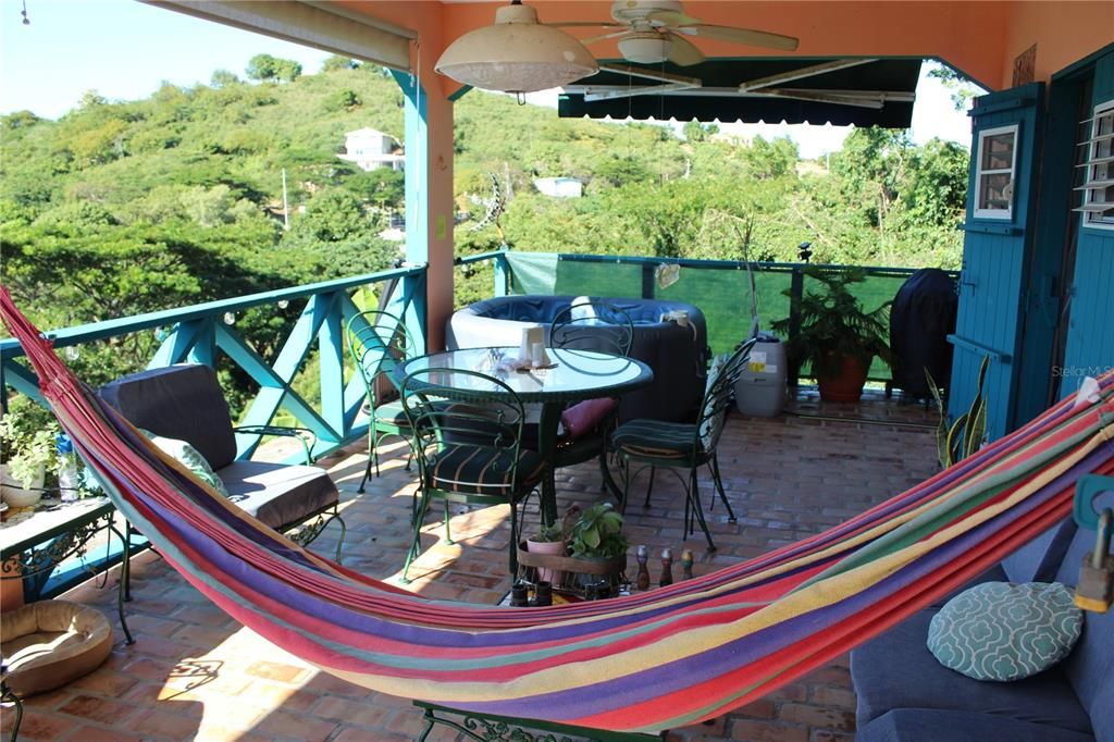 For Sale: $775,000 (6 beds, 5 baths, 2100 Square Feet)