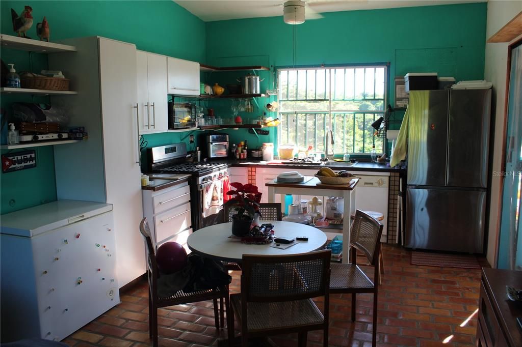 For Sale: $775,000 (6 beds, 5 baths, 2100 Square Feet)