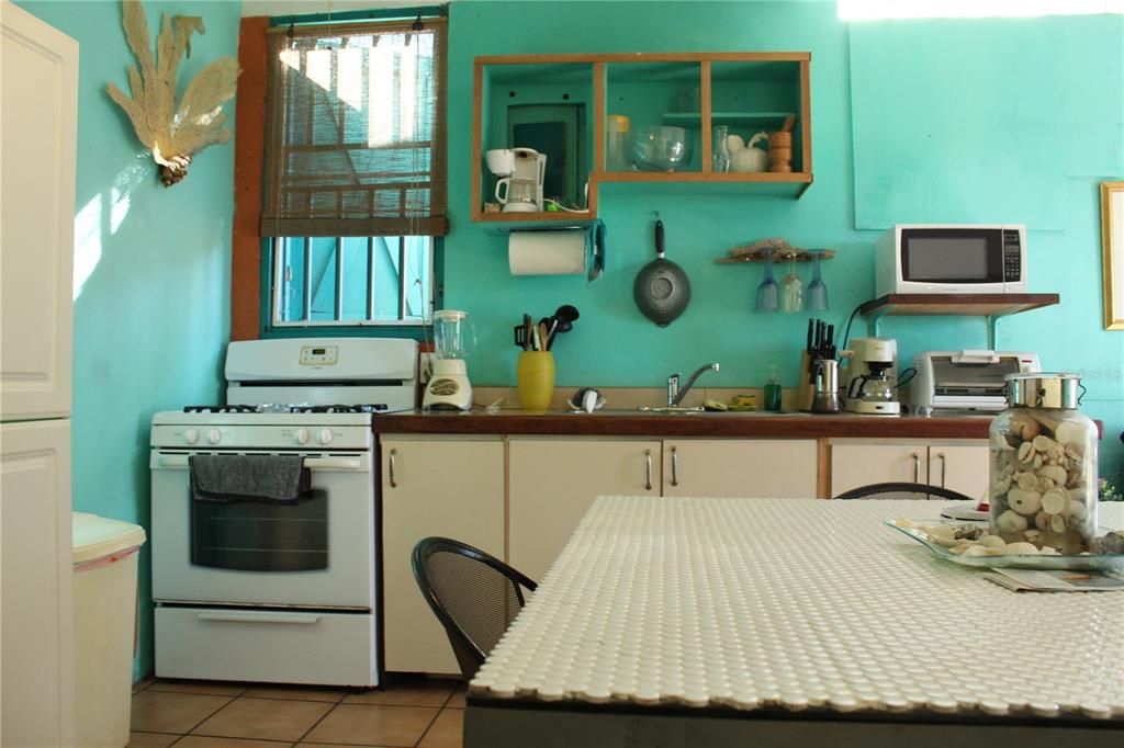 For Sale: $775,000 (6 beds, 5 baths, 2100 Square Feet)