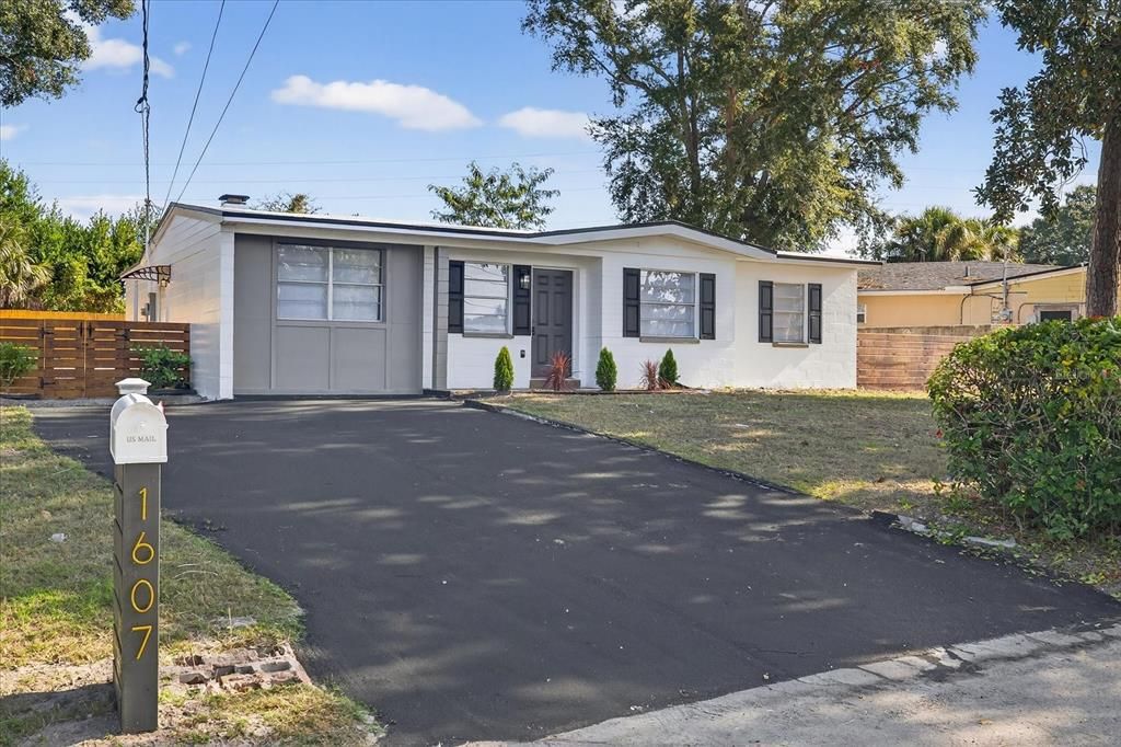 For Sale: $349,900 (3 beds, 2 baths, 1055 Square Feet)