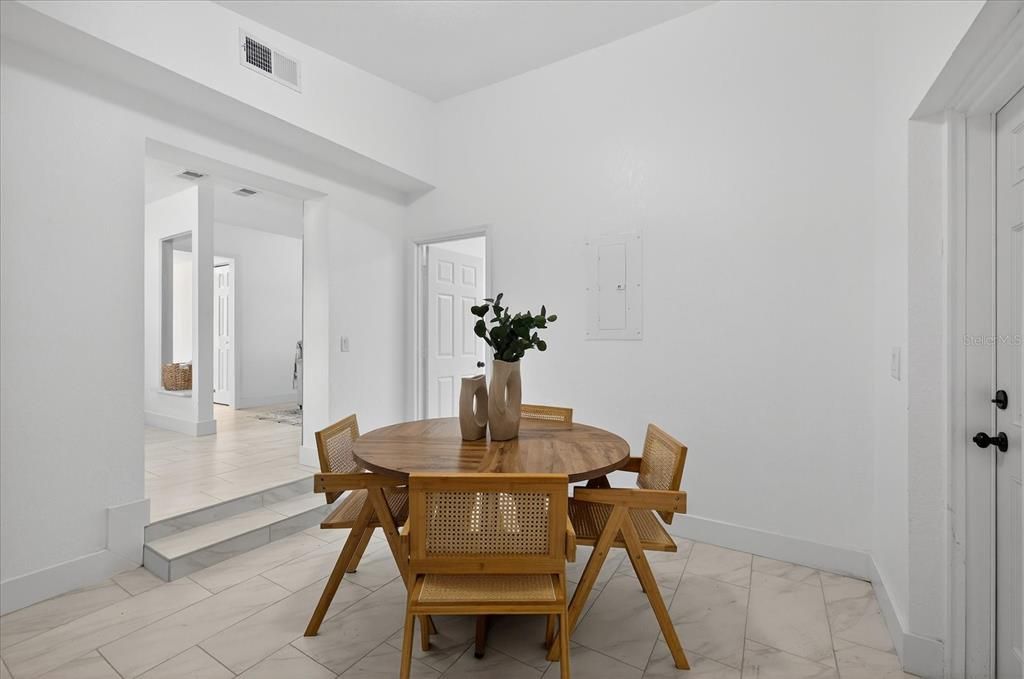 For Sale: $349,900 (3 beds, 2 baths, 1055 Square Feet)