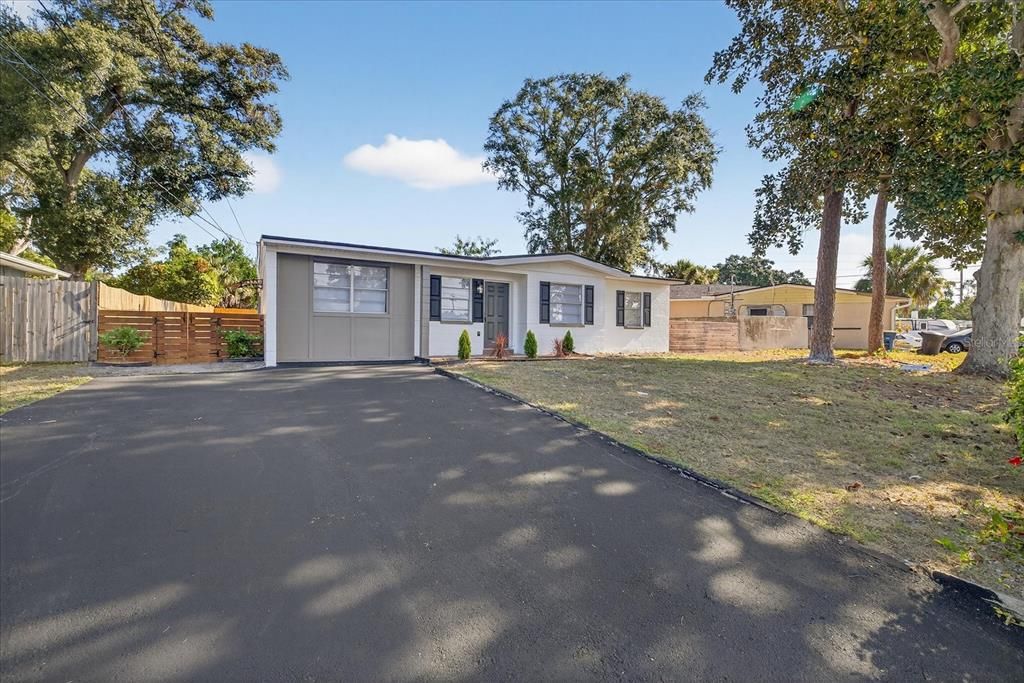 For Sale: $349,900 (3 beds, 2 baths, 1055 Square Feet)