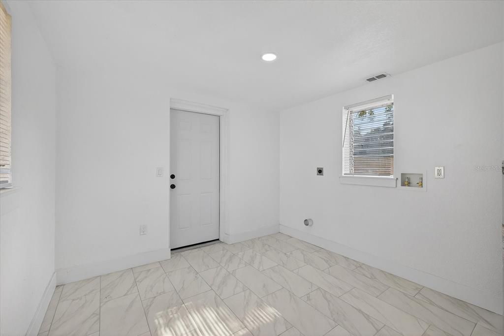 For Sale: $349,900 (3 beds, 2 baths, 1055 Square Feet)